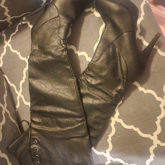 Shoes.. - Picture 4 of 12